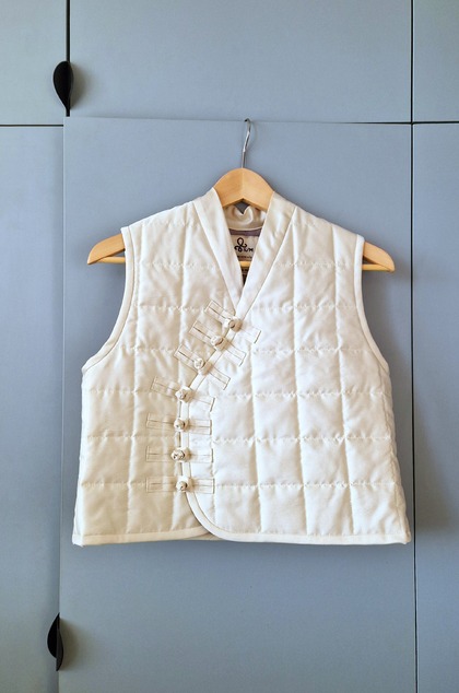 Hodvábna vesta JUNO s čínskymi gombíkmi